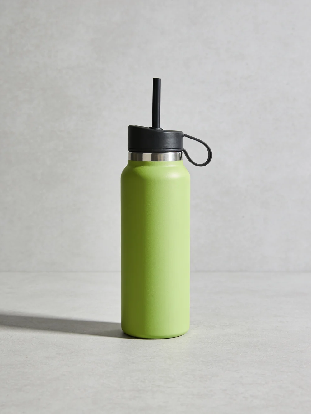Insulated straw bottle — Double-wall stainless steel body; polypropylene straw lid; silicone seal