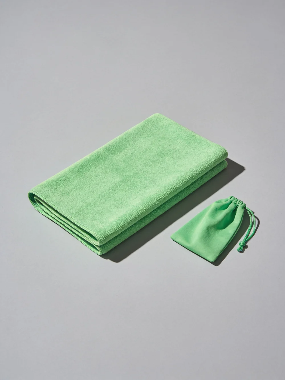 Compact microfiber sweat towel — 80% polyester / 20% polyamide fine microfiber